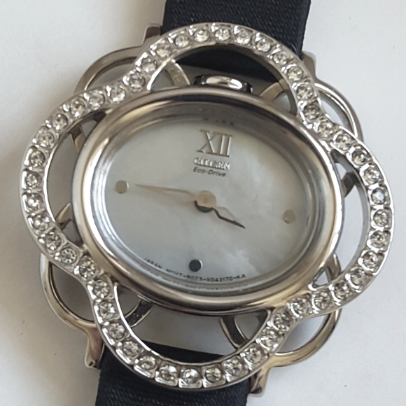 CITIZEN Eco-Drive Crystals & Mother of Pearl Women's Watch 💕 Needs a Battery! - Picture 9 of 14